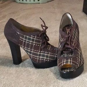 Women’s Size 8 Brown plaid lace up platforms